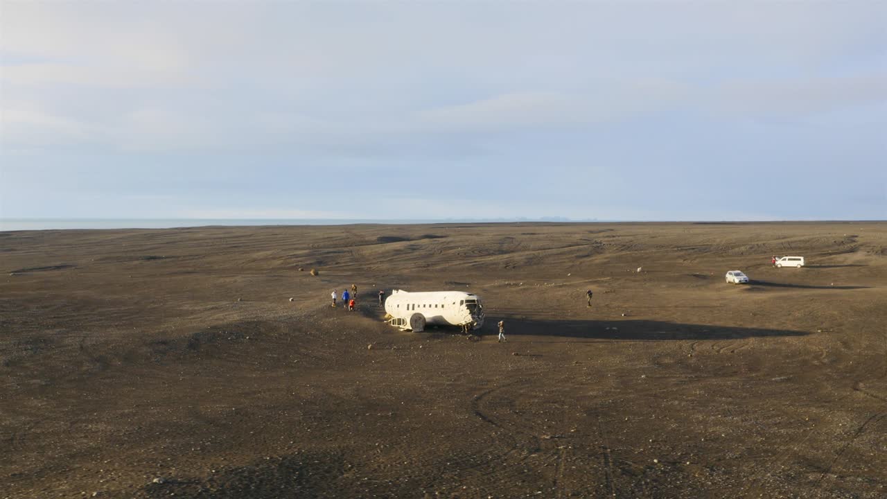아이슬란드에서 추락한 오래된 비행기를 볼 수 있는 아름다운 블랙 비치 풍경의 공중 풍경