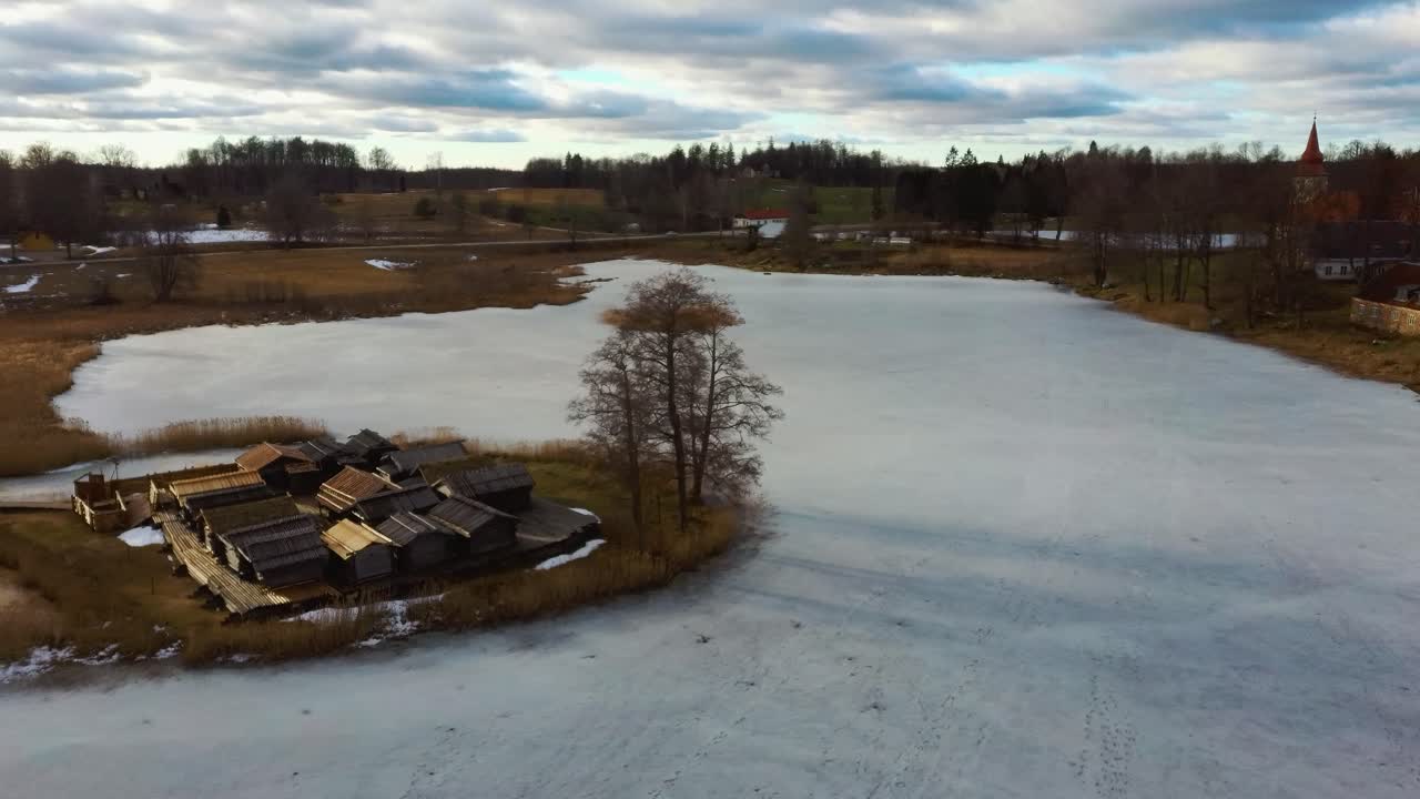 Ilmakuva Āraisi-järven linnasta Latviassa.