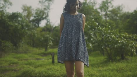 Hermosa-Mujer-De-Cabello-Castaño-Gira,-Bailando-Con-Vestido-De-Sol,-Balanceándose-En-El-Jardín