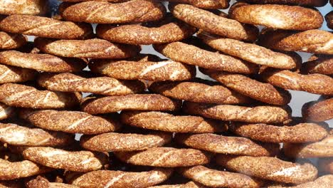 una pila de simit turco