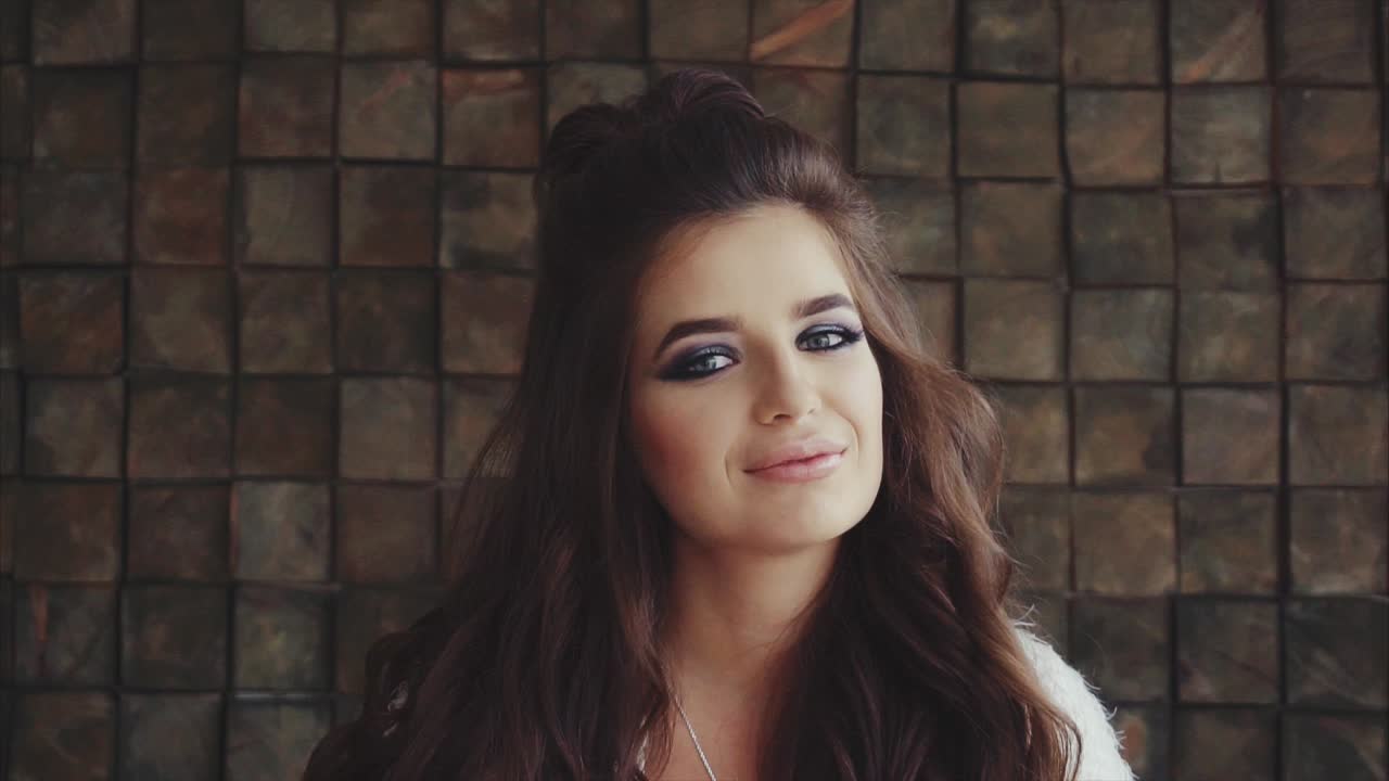 mujer con updo y maquillaje