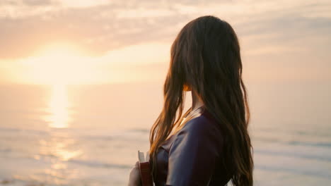 Retrato-Mujer-Romántica-Cielo-Del-Atardecer.-Modelo-Posando-Cerca-Del-Océano-Con-Un-Libro-De-Cerca.