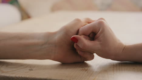 joven pareja caucásica romántica excitada nerviosa tomándose de las manos