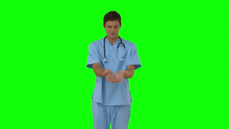 cirujano de pie con las manos extendidas
