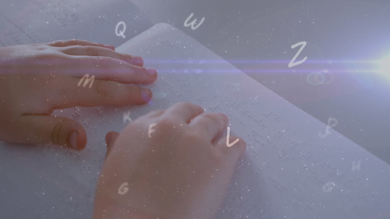 여러 글자와 렌즈 플레어의 애니메이션이 눈먼 학생의 책 읽는 손을 잘라내고 있습니다.