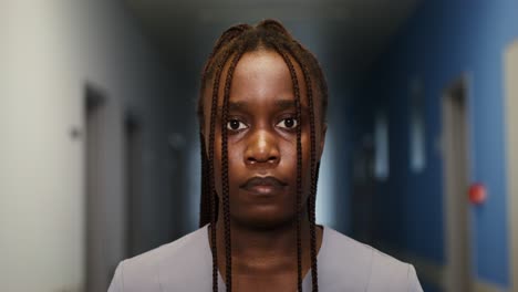 retrato de una mujer en un pasillo del hospital
