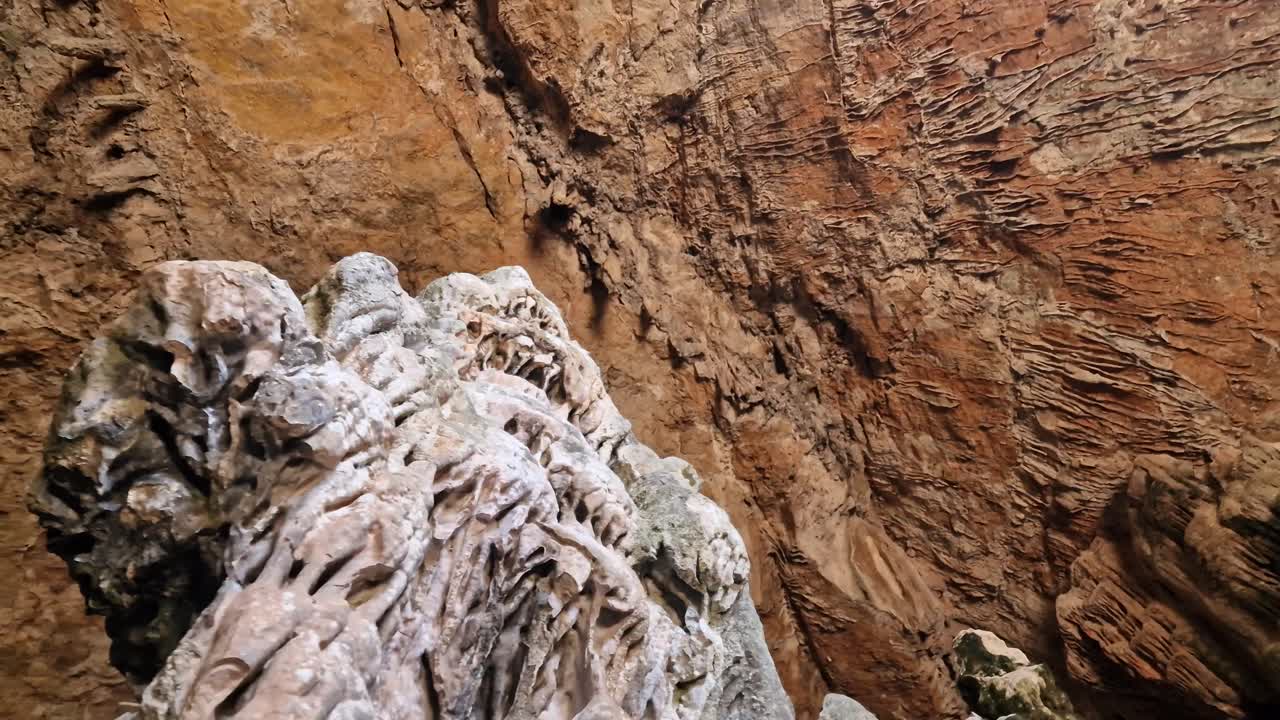 formaciones geológicas dentro de una cueva en cámara lenta