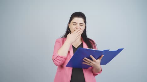 una mujer de negocios que bostea.