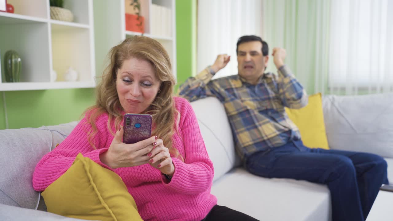 el hombre y la mujer que tienen una crisis nerviosa debido a la mujer adicta al teléfono no están interesados en él.