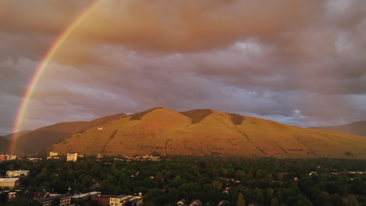hermoso arco iris y cielo nublado sobre la puerta del infierno
