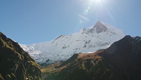 cambio climático en montañas cubiertas de nieve, sol brillando y derritiendo nieve mostrando cambio climático, sol soleado en montañas con nieve derritiendo en el sol mostrando calentamiento del planeta