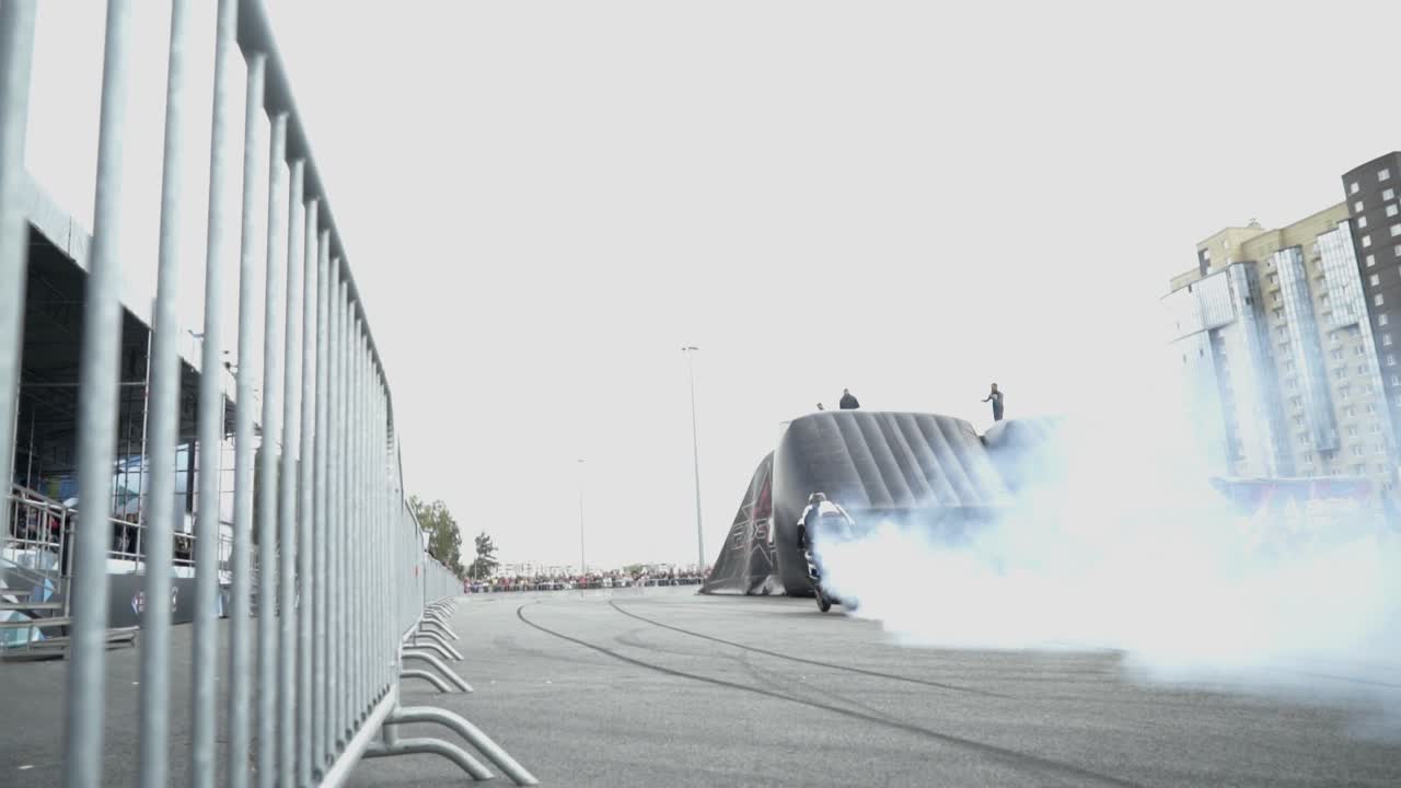 도시에서 모터사이클 스턴트 쇼