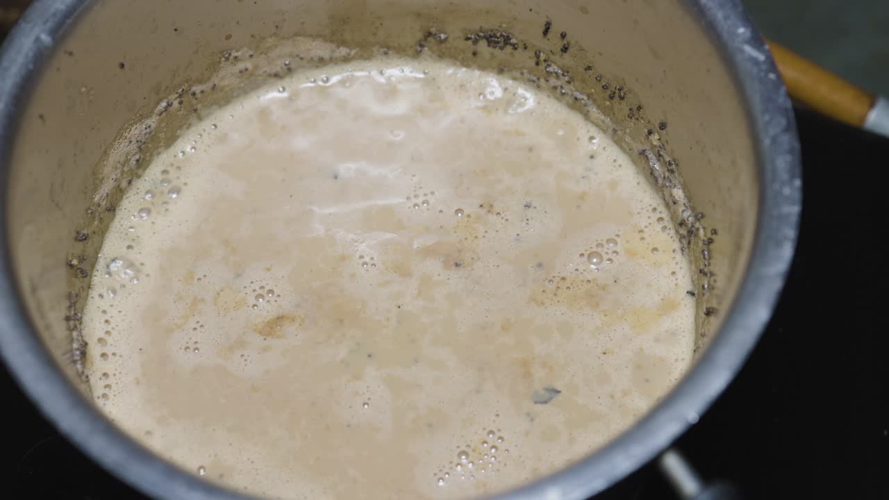 tè caldo che bollisce in una padella ripida vicino ai dettagli