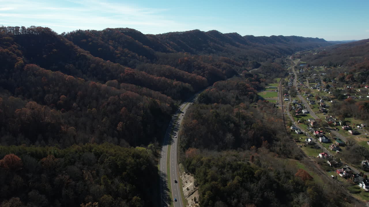 vista aérea del tráfico de la autopista en la ruta estadounidense por la ciudad de la puerta, virginia usa en el soleado día de otoño, disparo de drones