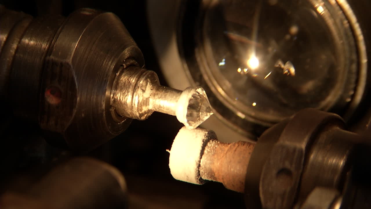 Diamant som bearbetas på fabrik