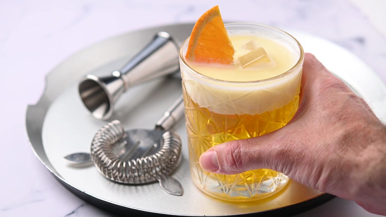 Classic cocktail whiskey sour isolato su sfondo bianco