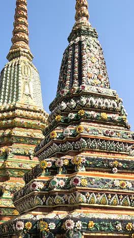 pagodas coloridas bajo un cielo azul claro