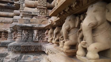 esculturas de piedra de elefante en el grupo occidental de templos en khajuraho, sitio del patrimonio mundial de la unesco