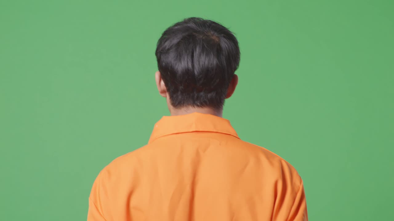 오렌지색 스웨터를 입은 남자 - 뒷면