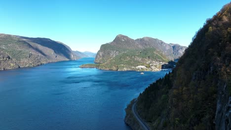 Revelando-El-Idílico-Pueblo-Del-Fiordo-Stanghelle-En-Noruega-Desde-Una-Montaña-Lejana