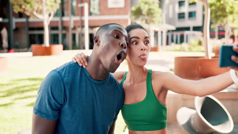 pareja feliz tomando selfies al aire libre