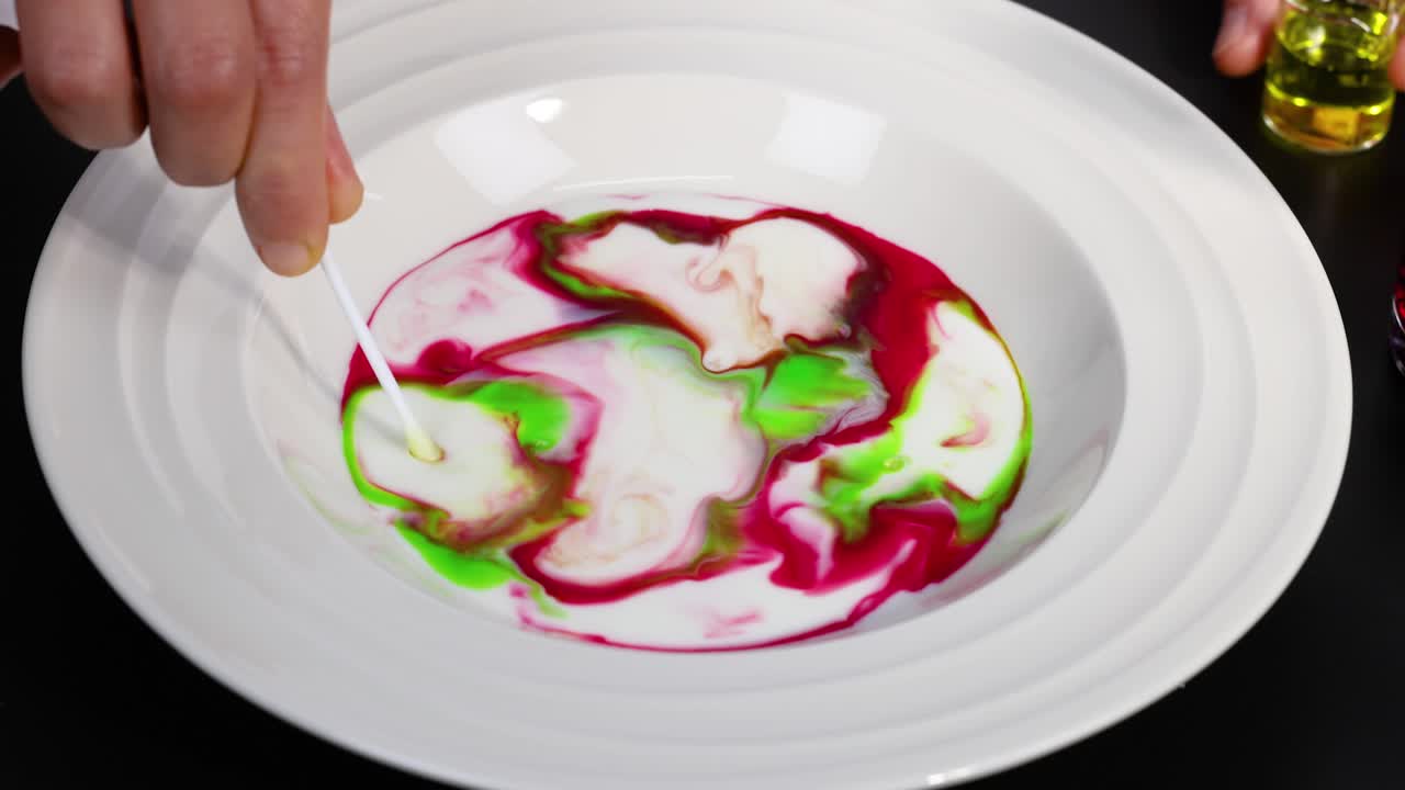 생생한 색이 비누와 함께 우유에 회전합니다.