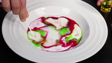 colores vibrantes giran en la leche con jabón