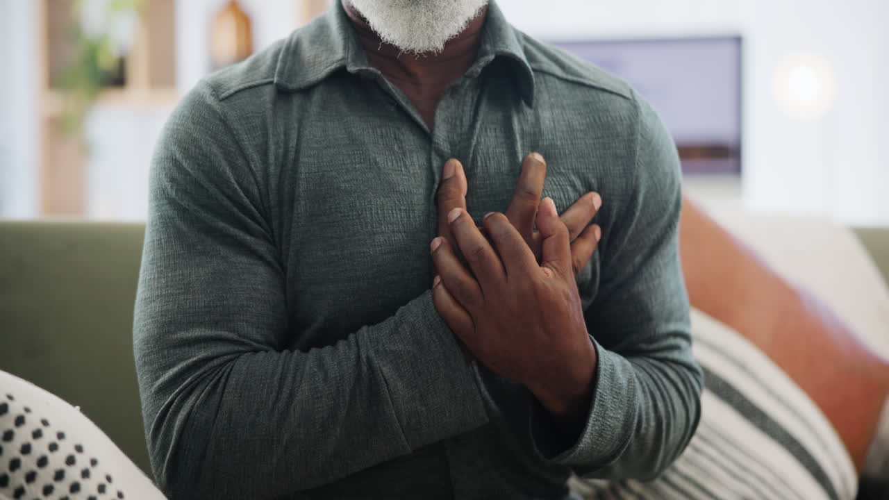 hombre anciano con dolor en el pecho