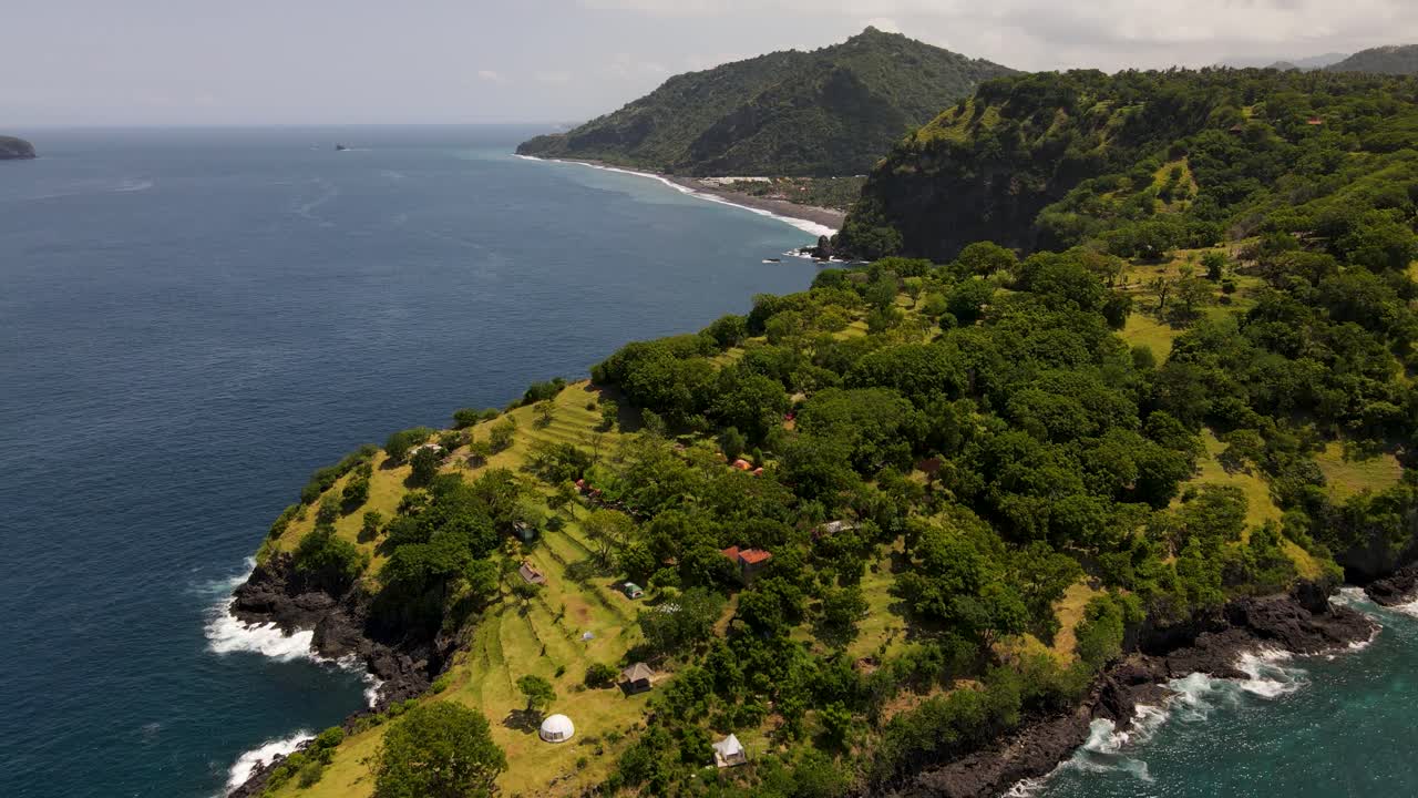 las imágenes aéreas de drones capturan la belleza de la península de bukit asah en karangasem, bali