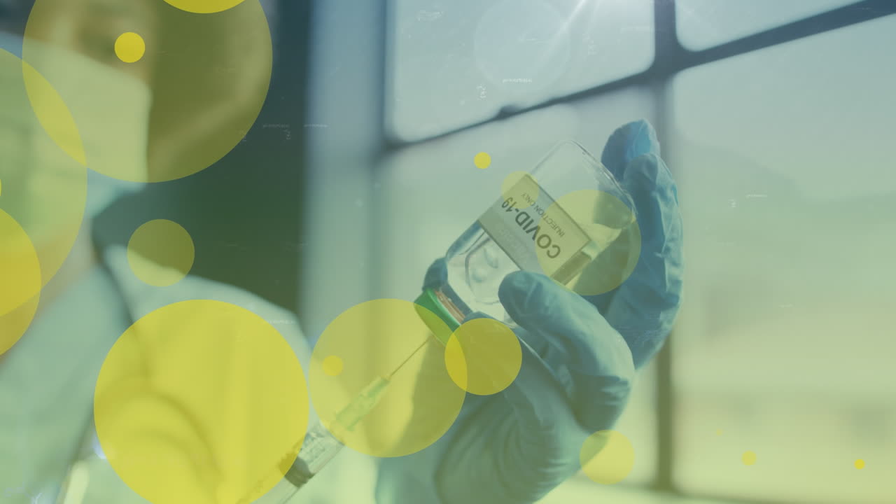 코로나19 백신 주사기를 채우는 아프리카계 미국인 여성 의사 위에 빛의 반점이 그려져 있는 애니메이션