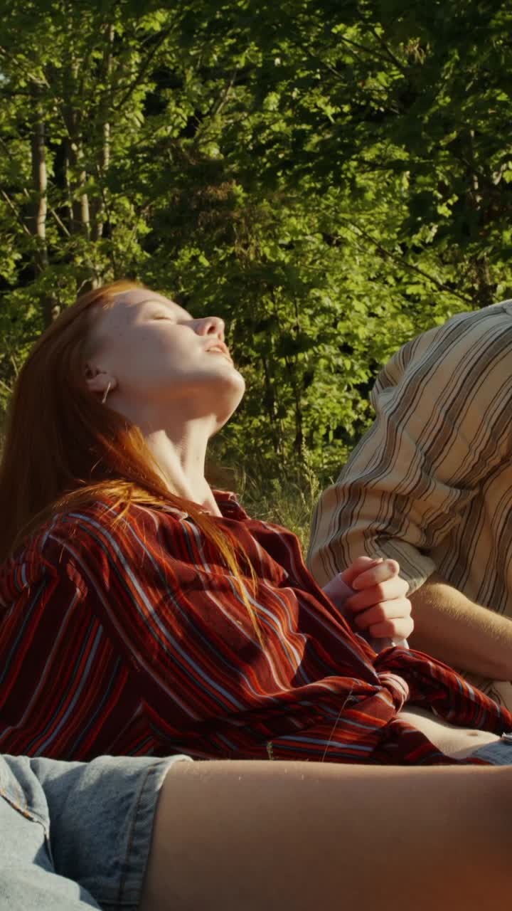 친구 들 이 공원 에서  이 비는 피크닉 을 즐기고 있다