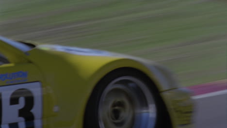 los autos de carrera corren alrededor de una pista