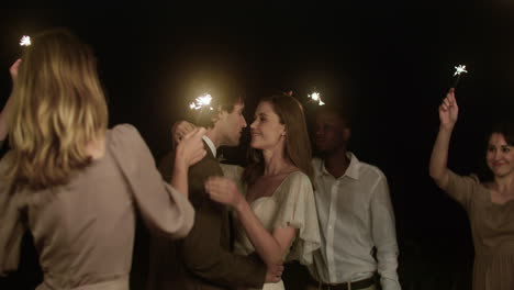 celebración de la boda en la noche
