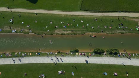 Encantadora-Vista-Aérea-Superior-Vuelo-Schwabinger-Bach-Jardín-Inglés-Munich-Alemania-Bávaro,-Verano-Soleado-Cielo-Azul-Día-23