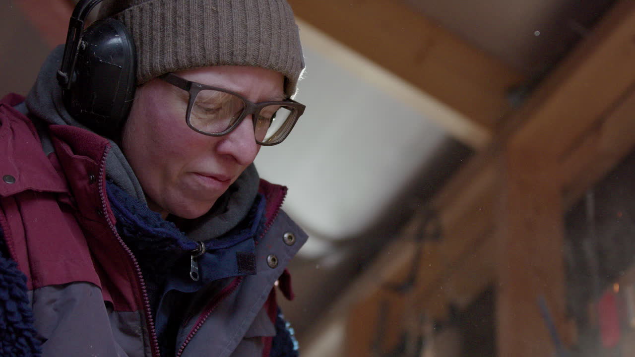 reflejo de chispas volando en gafas de mujer con ppe de acero de corte