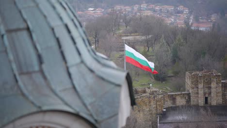 la bandera nacional búlgara está soplando en el viento