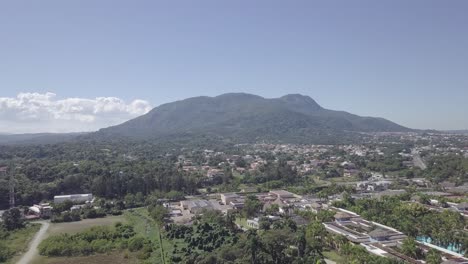 volando hacia una montaña en la isla tropical aérea 4k república dominicana puerto plata