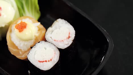 Set-Mit-Verschiedenen-Sushi-Sorten,-Serviert-Auf-Einem-Tablett