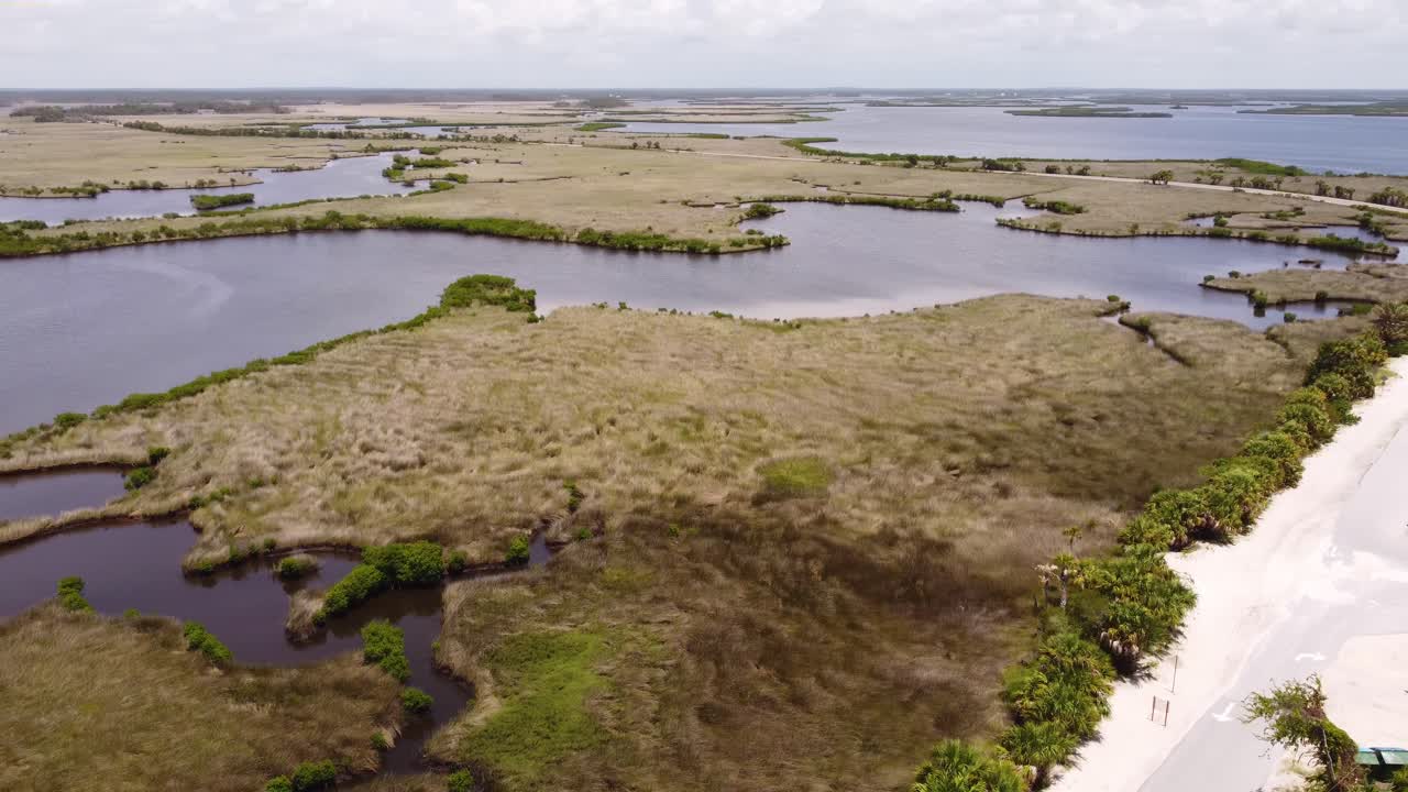 tomada de un avión no tripulado de una playa aislada en una península de florida