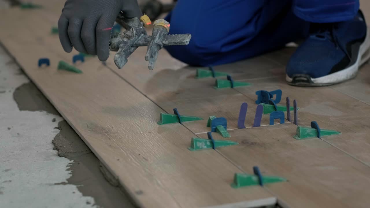 instalación de azulejos de cerámica para el suelo - medición y corte de las piezas. construcción, renovación, reparación de apartamentos. cortes de baldosas. corte de baldosas