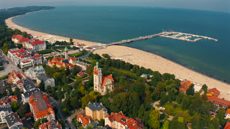 drone volando sobre la ciudad de sopot hacia el muelle de monciak en un día soleado