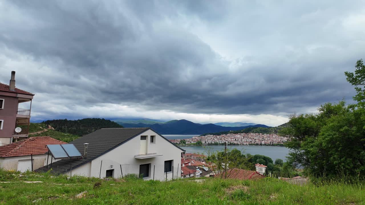 Casa moderna com painel solar perto do Lago Orestíada em Kastoria, Grécia