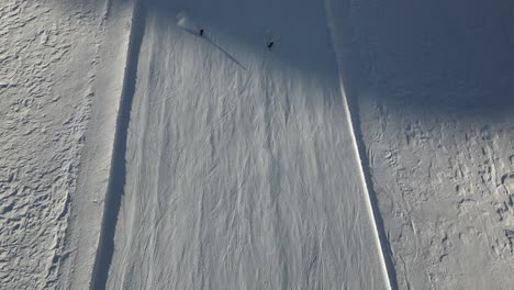Vista-Superior-Aérea-De-Esquiadores-Alpinos-En-Una-Pista-De-Esquí-De-Los-Alpes-Suizos