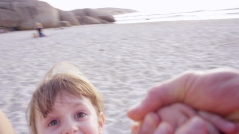 Vater-Schwingt-Tochter-Bei-Sonnenuntergang-Am-Strand-Herum-Und-Hat-Spaß,-POV