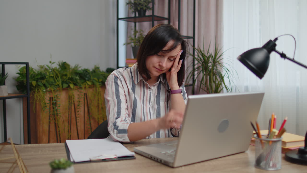 mujer libre cansada que sufre de dolor de cabeza migaine , cerrando los ojos meditando en la oficina de casa