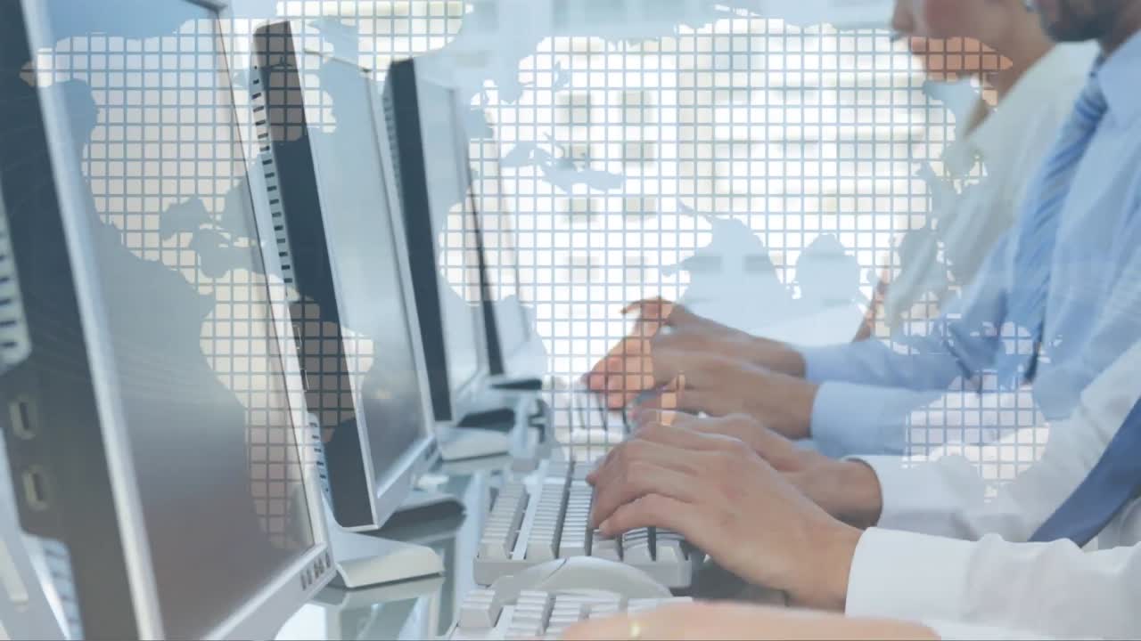 헤드 ⁇ 을 착용 한 사업가 들 위 에 있는 세계 지도 의 애니메이션