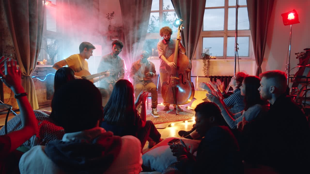 banda de música tocando instrumentos y cantando en un pequeño concierto en vivo