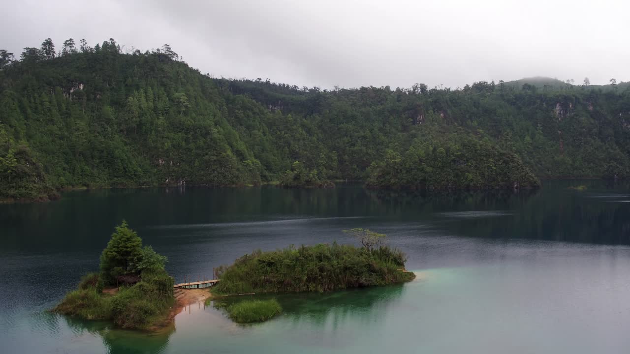 toma aérea de una pequeña isla en el lago pojoj en el parque nacional montebello, chiapas