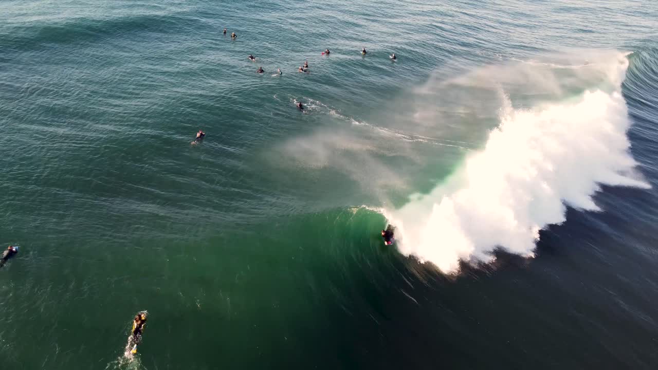 Dronen ilmakuva rannikolta bodyboardingista ja surffauksesta riutan kristallinkirkkaalla aallolla, Sydney NSW Australia 4K.