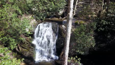 Luftaufnahme-Eines-Wasserfalls,-Der-In-Den-Bergen-Versteckt-Ist